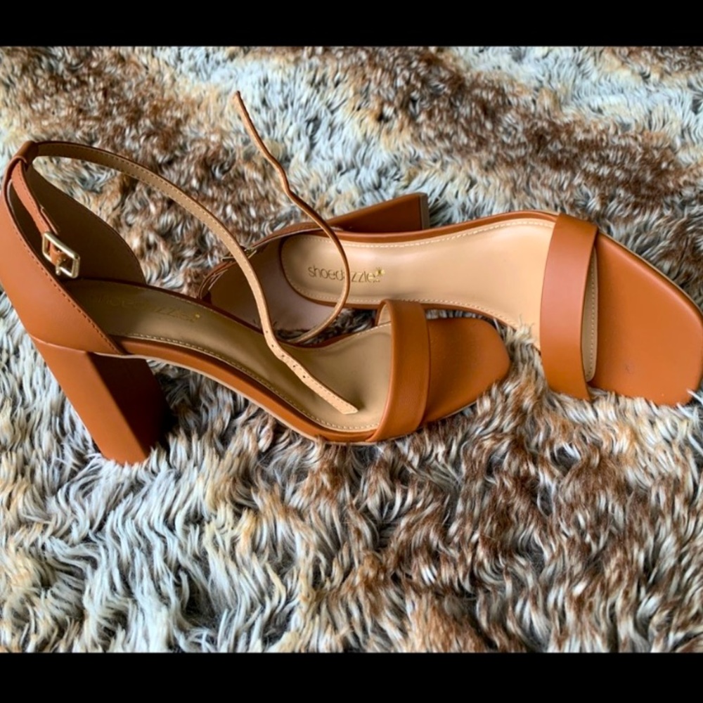 Block-heeled sandals 🖤